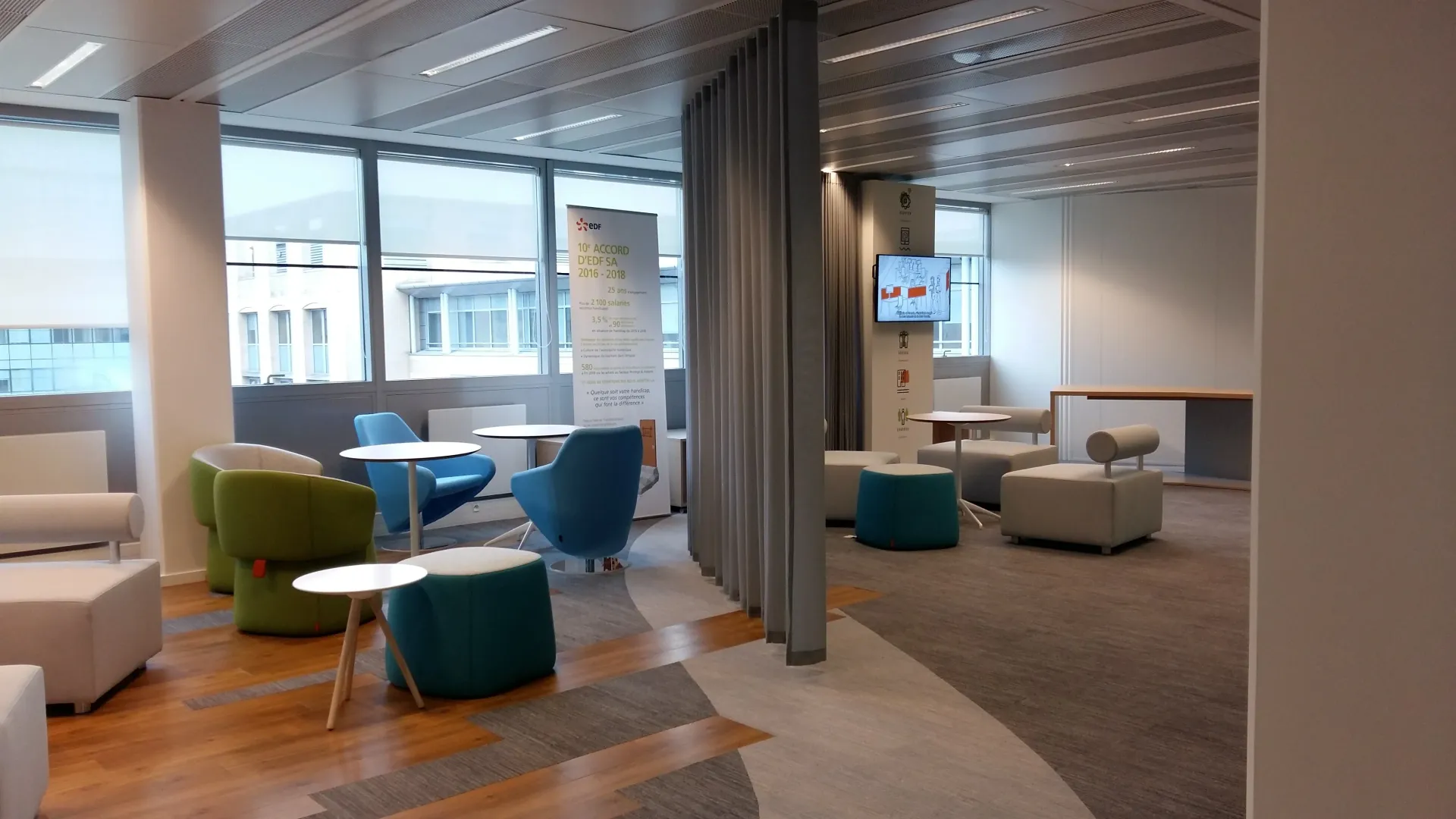 Une pièce avec beaucoup de chaises et de tables. Aménagement de bureaux et locaux professionnels - SPAC