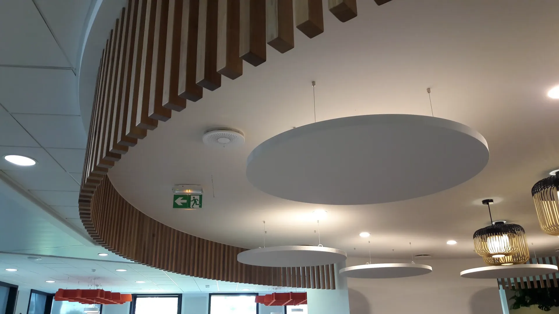 Un plafond avec une balustrade en bois et beaucoup de lumières qui y sont suspendues. SPAC