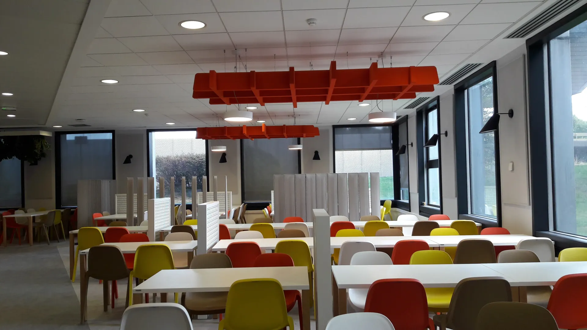 Une salle à manger avec tables et chaises et beaucoup de fenêtres. Aménagement de bureaux et locaux professionnels - SPAC