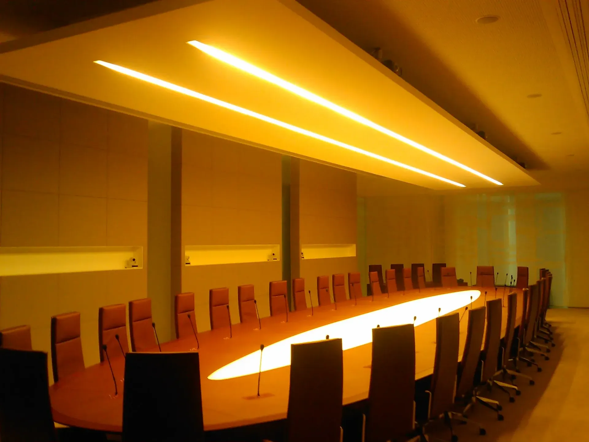 Une salle de conférence avec une longue table et des chaises. Aménagement de bureaux et locaux professionnels - SPAC