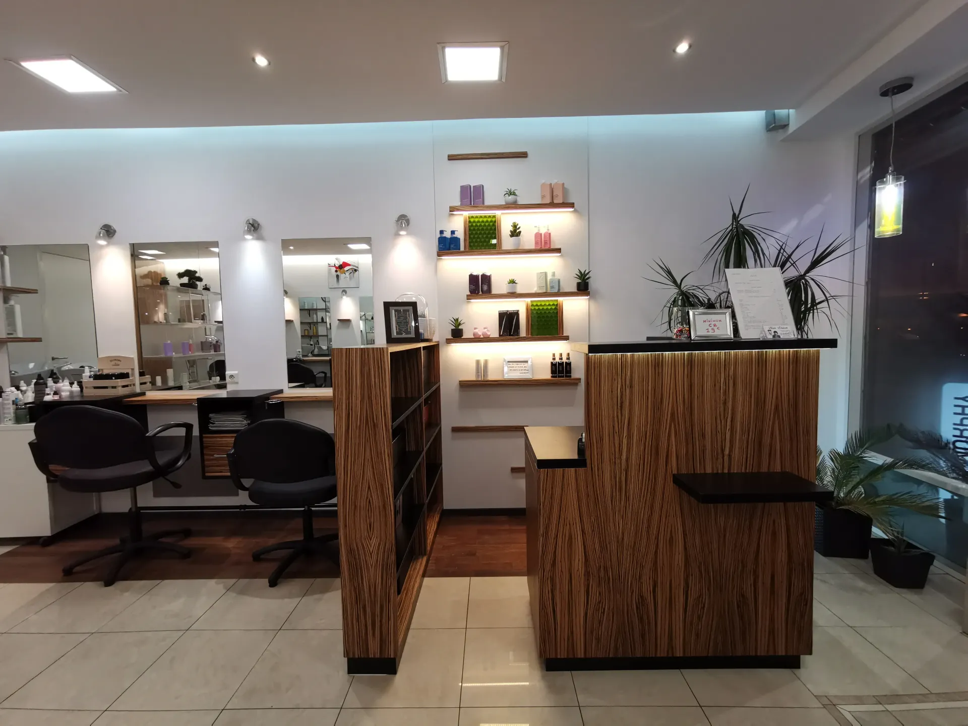 Un salon de coiffure avec un comptoir en bois et des chaises. Aménagement de bureaux et locaux professionnels - SPAC