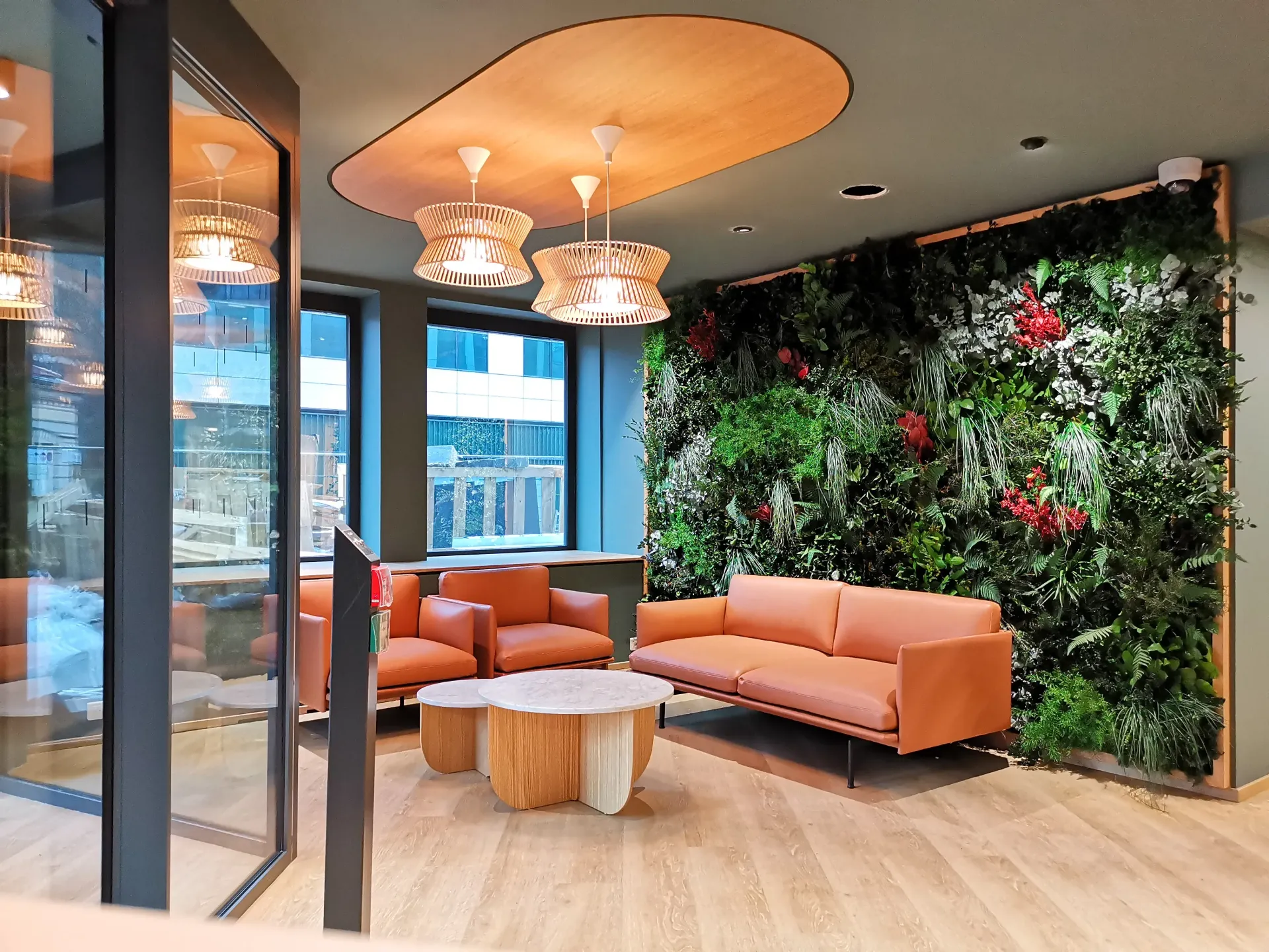 Un salon avec un canapé, des chaises et une table. Aménagement de bureaux et locaux professionnels - SPAC