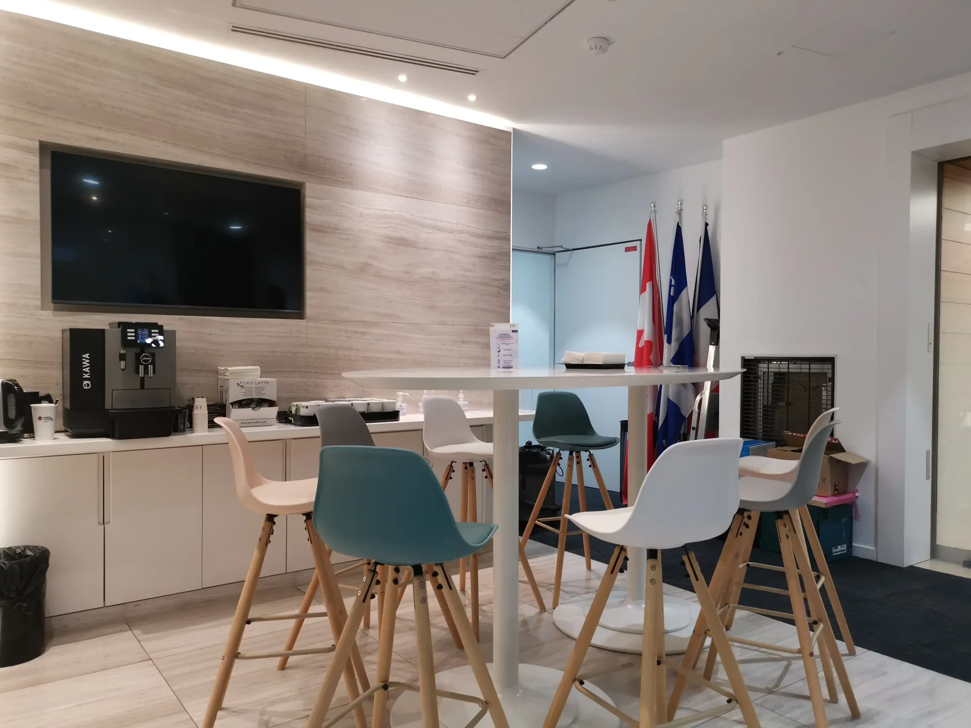 Une pièce avec une table et des chaises et une télévision à écran plat. Aménagement SPAC