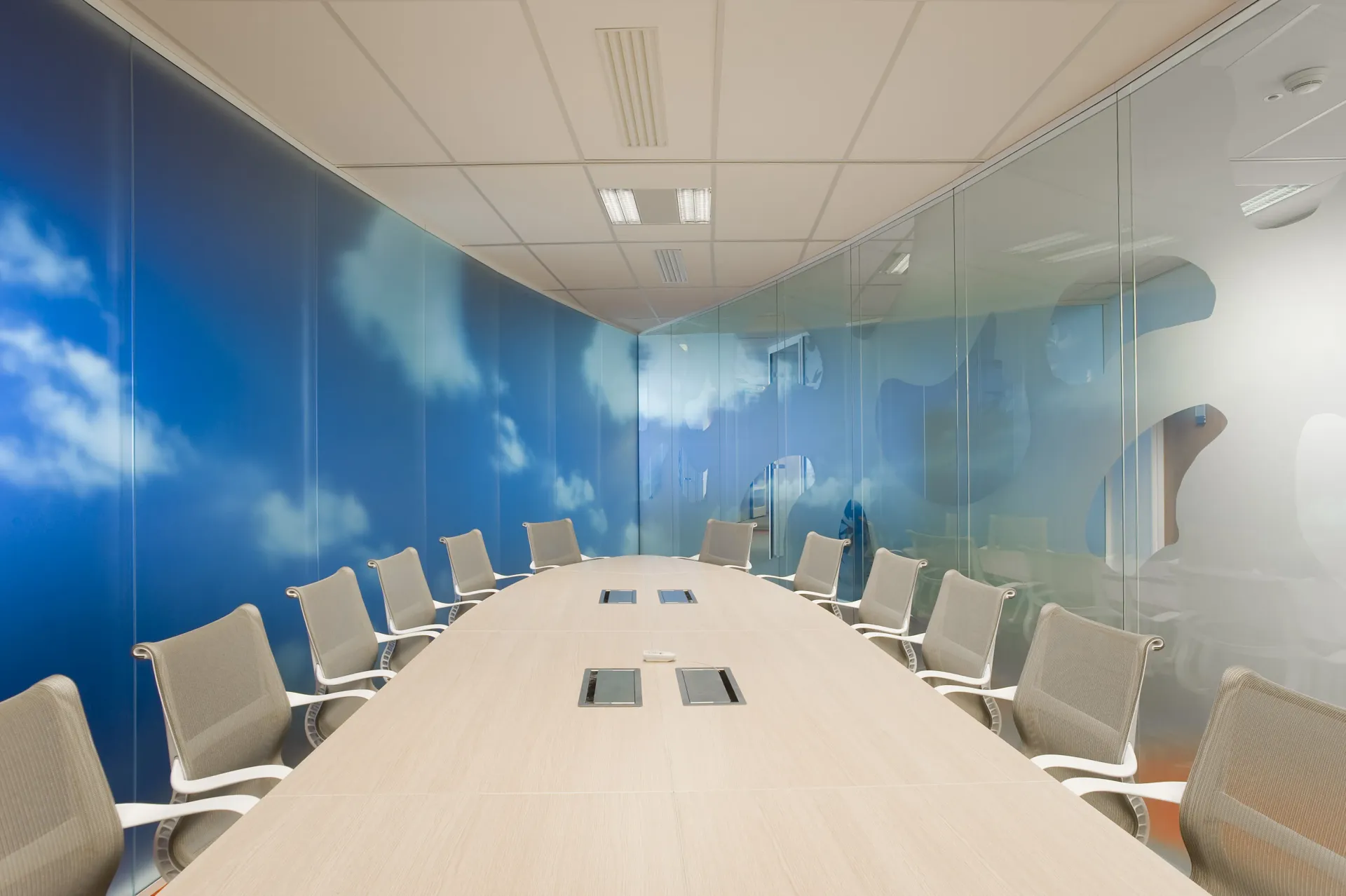 Une salle de conférence avec une longue table et des chaises. Aménagement de bureaux et locaux professionnels - SPAC