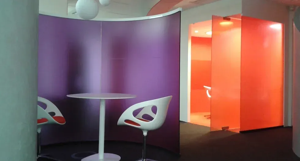 Une pièce avec un mur violet et une table et des chaises - Aménagement de bureaux et locaux professionnels - SPAC