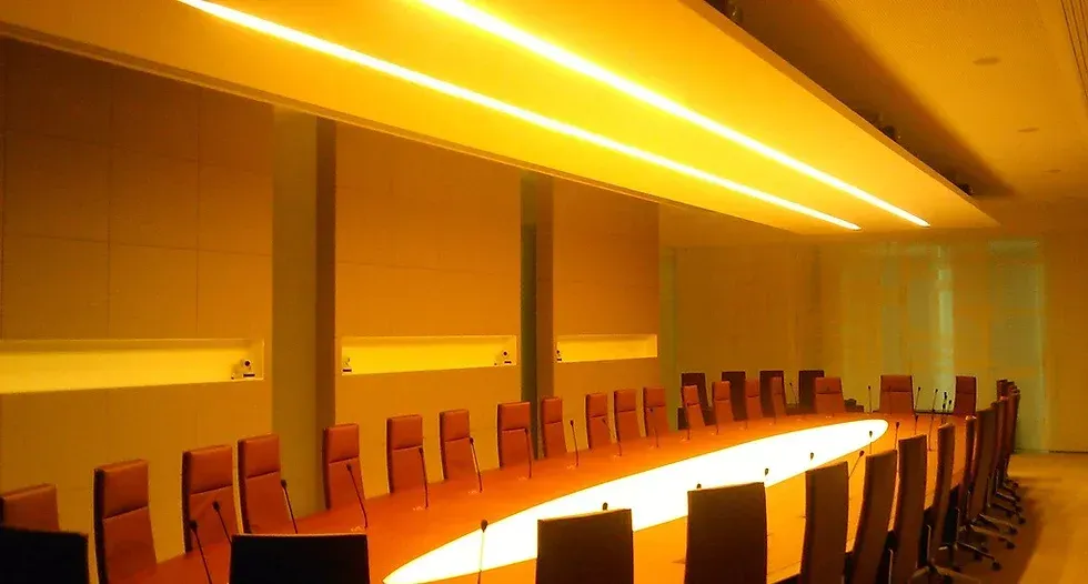 Une salle de conférence avec une longue table et des chaises. Aménagement de bureaux et locaux professionnels - SPAC