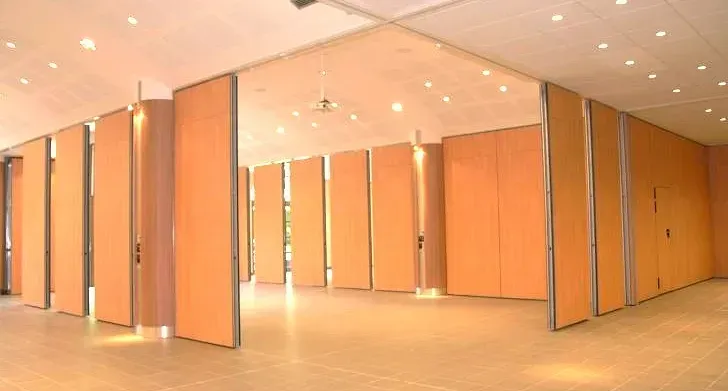 Une grande pièce avec beaucoup de murs et de portes en bois. Aménagement de bureaux et locaux professionnels - SPAC