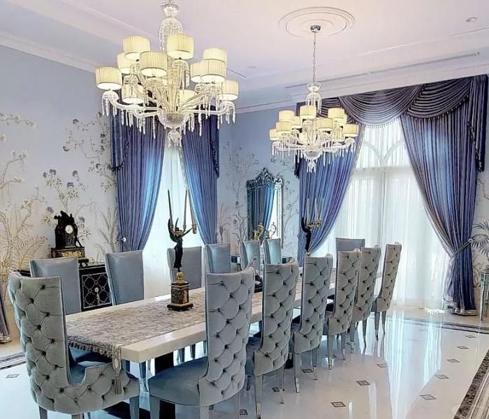 Een eetkamer met een lange tafel en stoelen