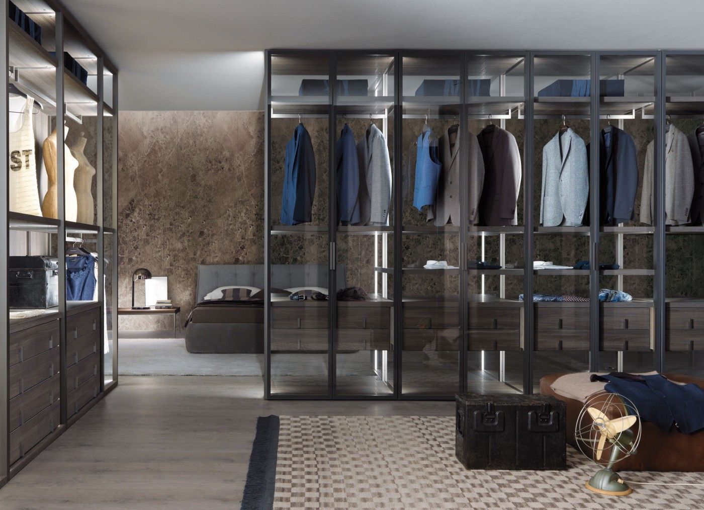 Een slaapkamer met inloopkast en een bed