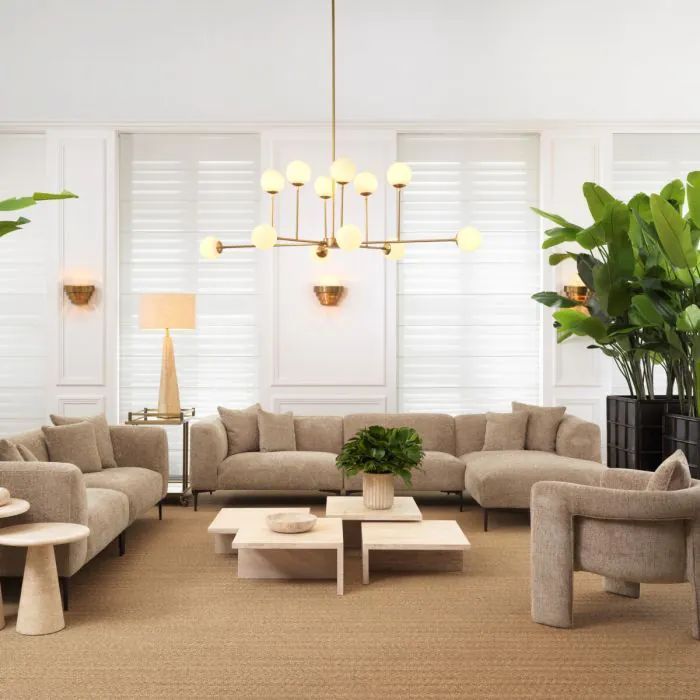Een woonkamer gevuld met meubels en een kroonluchter