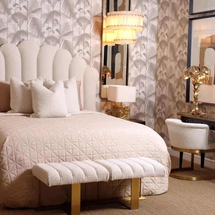 Een slaapkamer met een groot bed en een bank