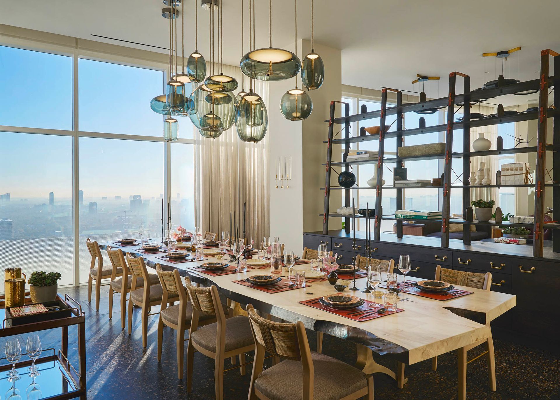 Een grote eetkamer met een lange tafel en stoelen