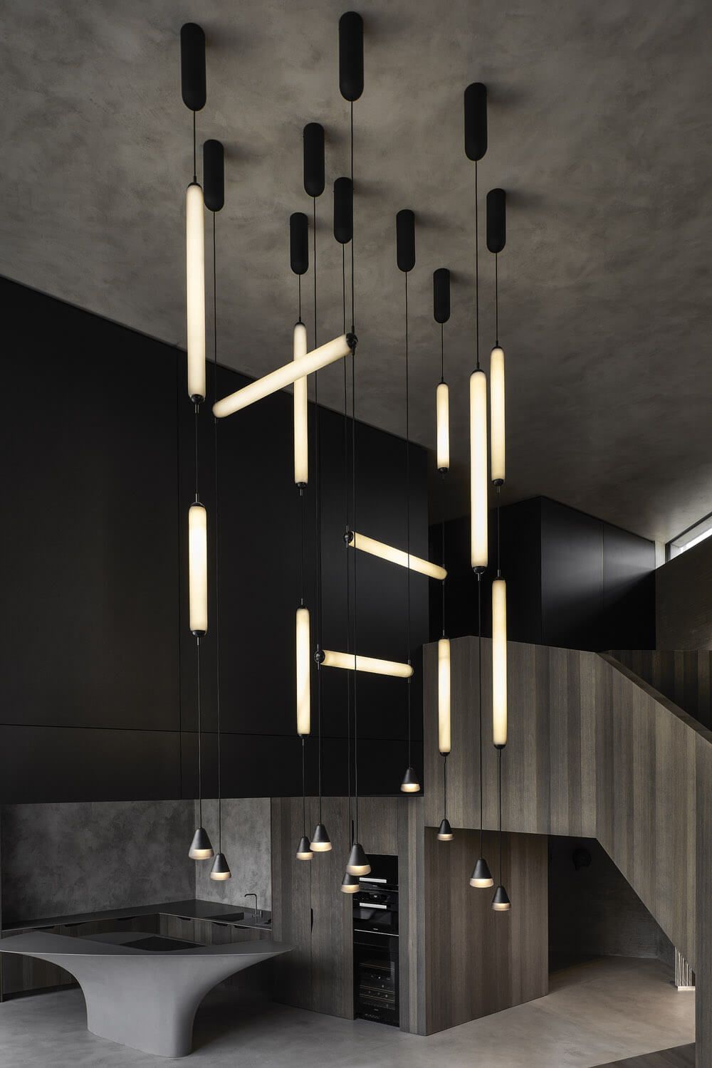 Een kamer met veel lampen die aan het plafond hangen