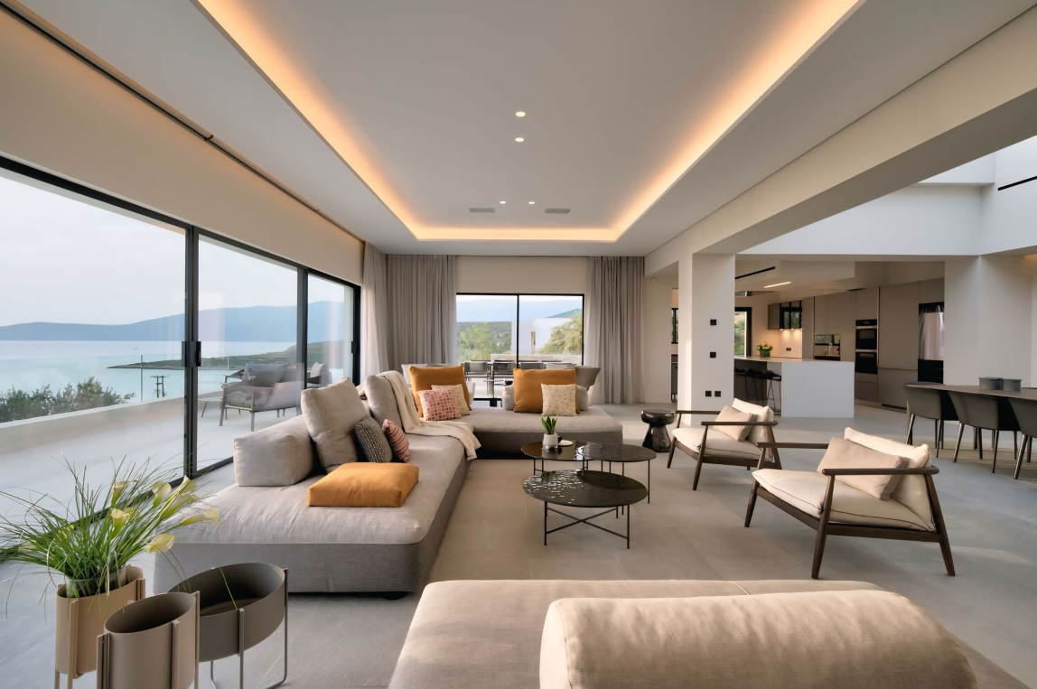 Een woonkamer met veel meubels en uitzicht op de oceaan