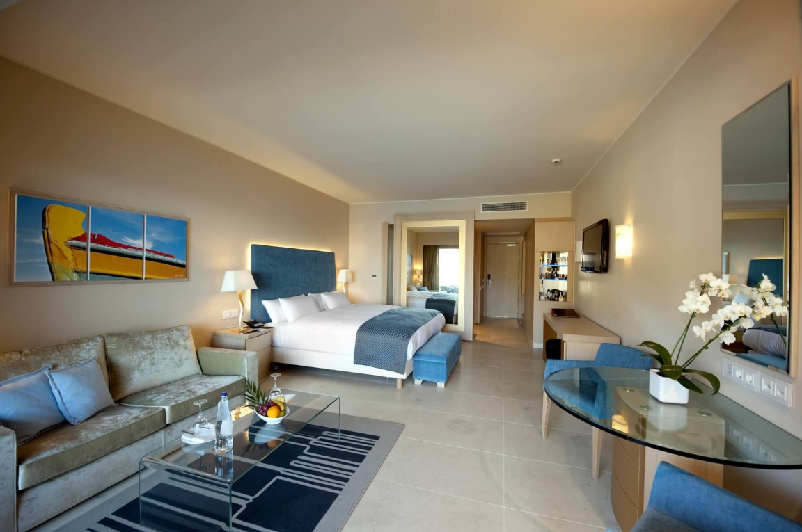 Een hotelkamer met een kingsize bed en een bank
