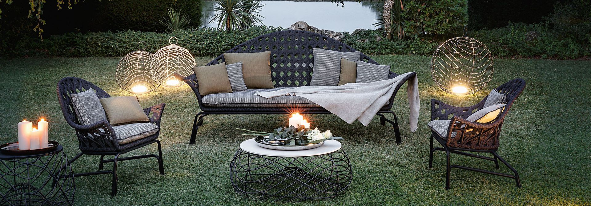 Een terrasset met een bank, stoelen, een tafel en een vuurplaats.