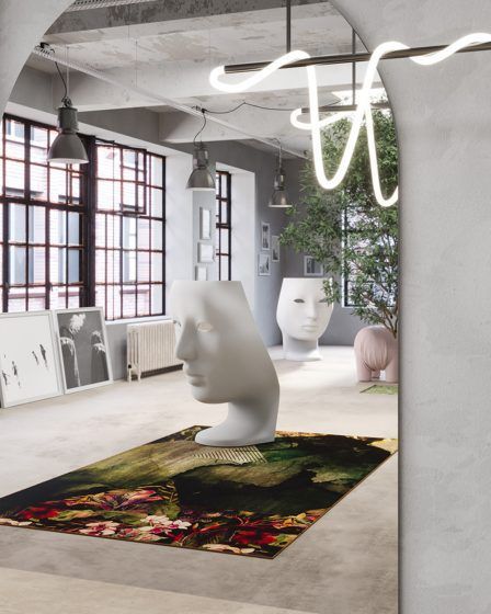 Een kamer met een beeld van een vrouwenhoofd op een tapijt