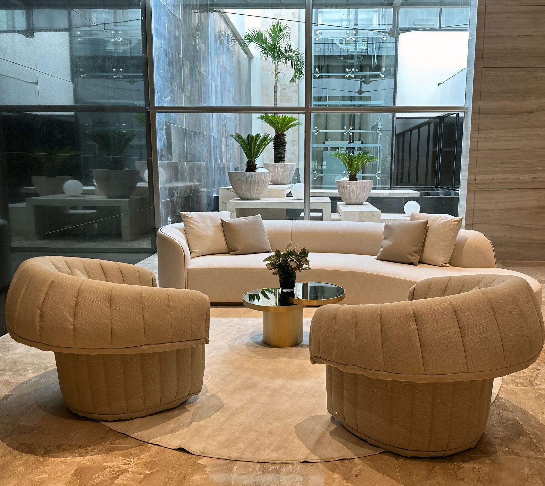 Een woonkamer met een bank en twee stoelen