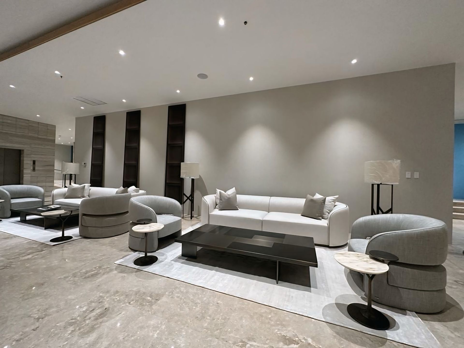 Een woonkamer met een bank en stoelen erin