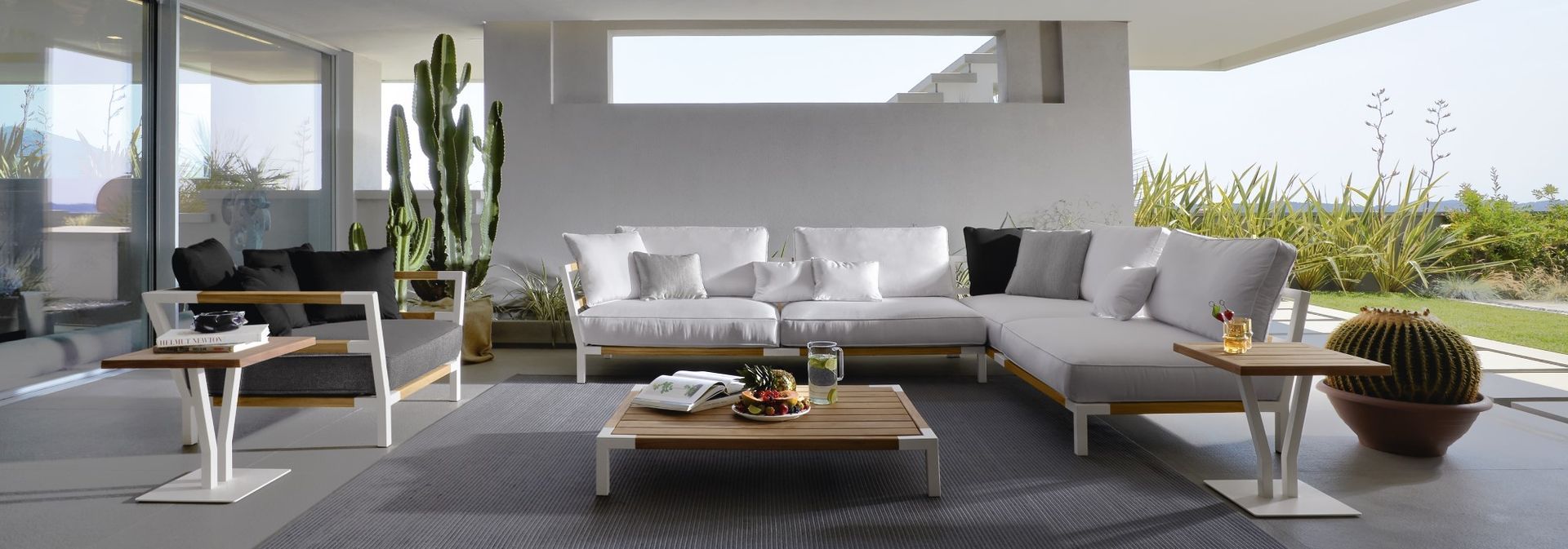 Een woonkamer met een bank, tafel en stoelen.