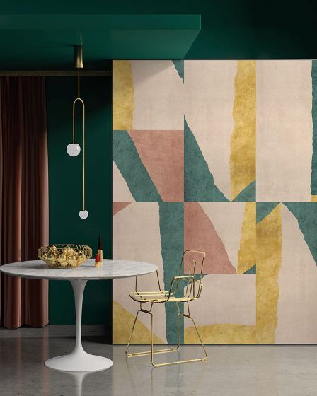 Een eetkamer met een ronde tafel en een stoel