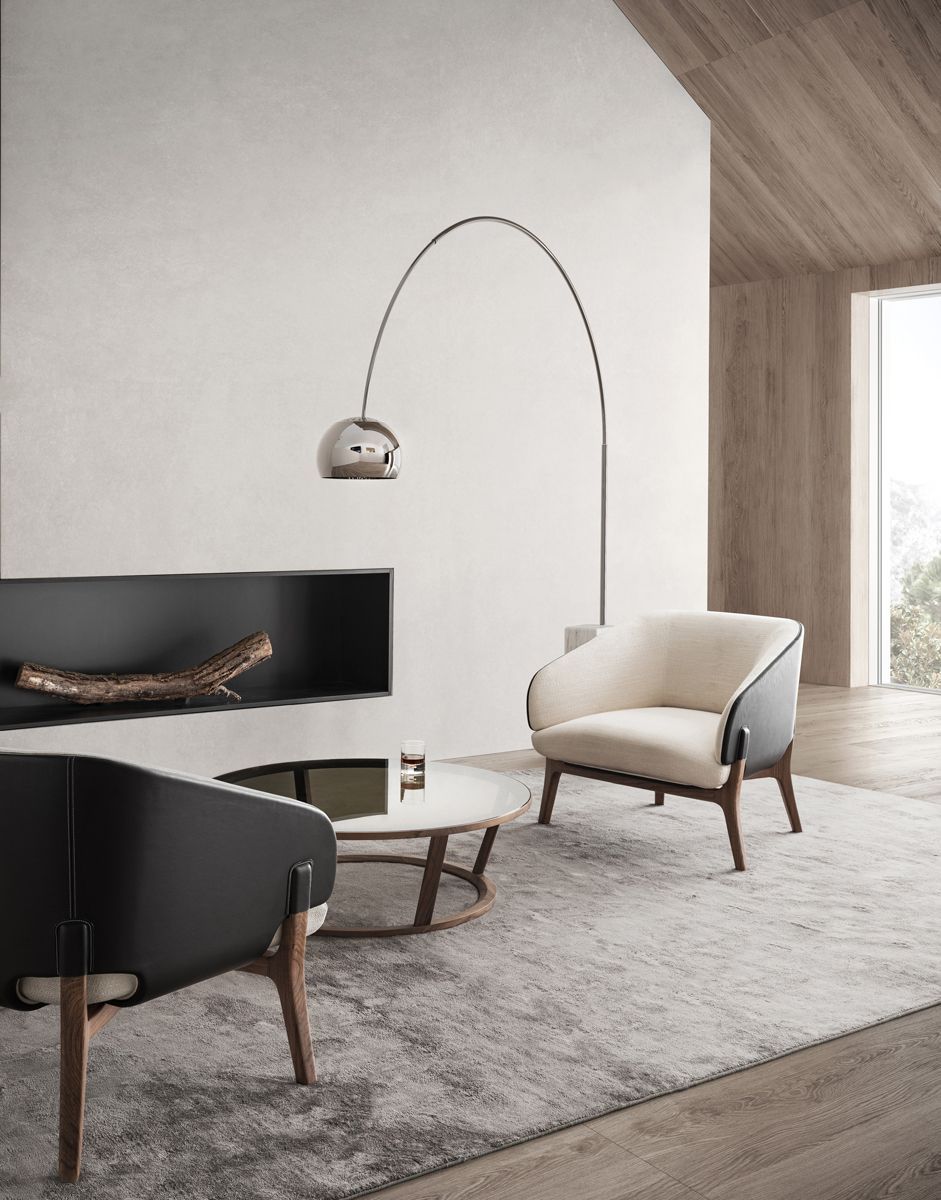 Een woonkamer met twee stoelen, een salontafel en een open haard.