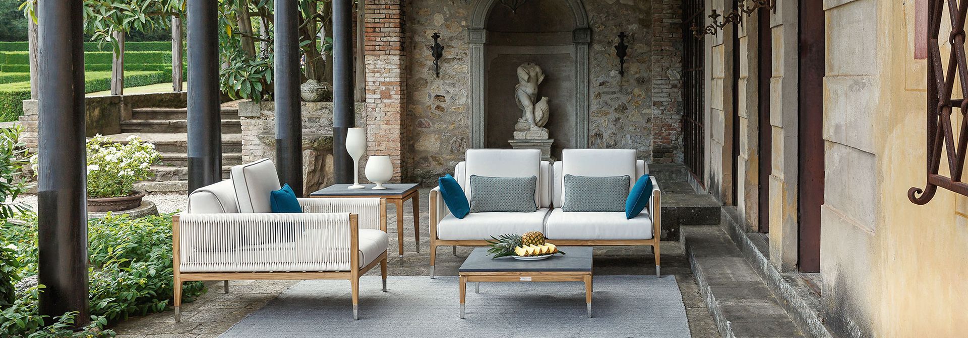 Er staan ​​veel stoelen en een tafel op de veranda.
