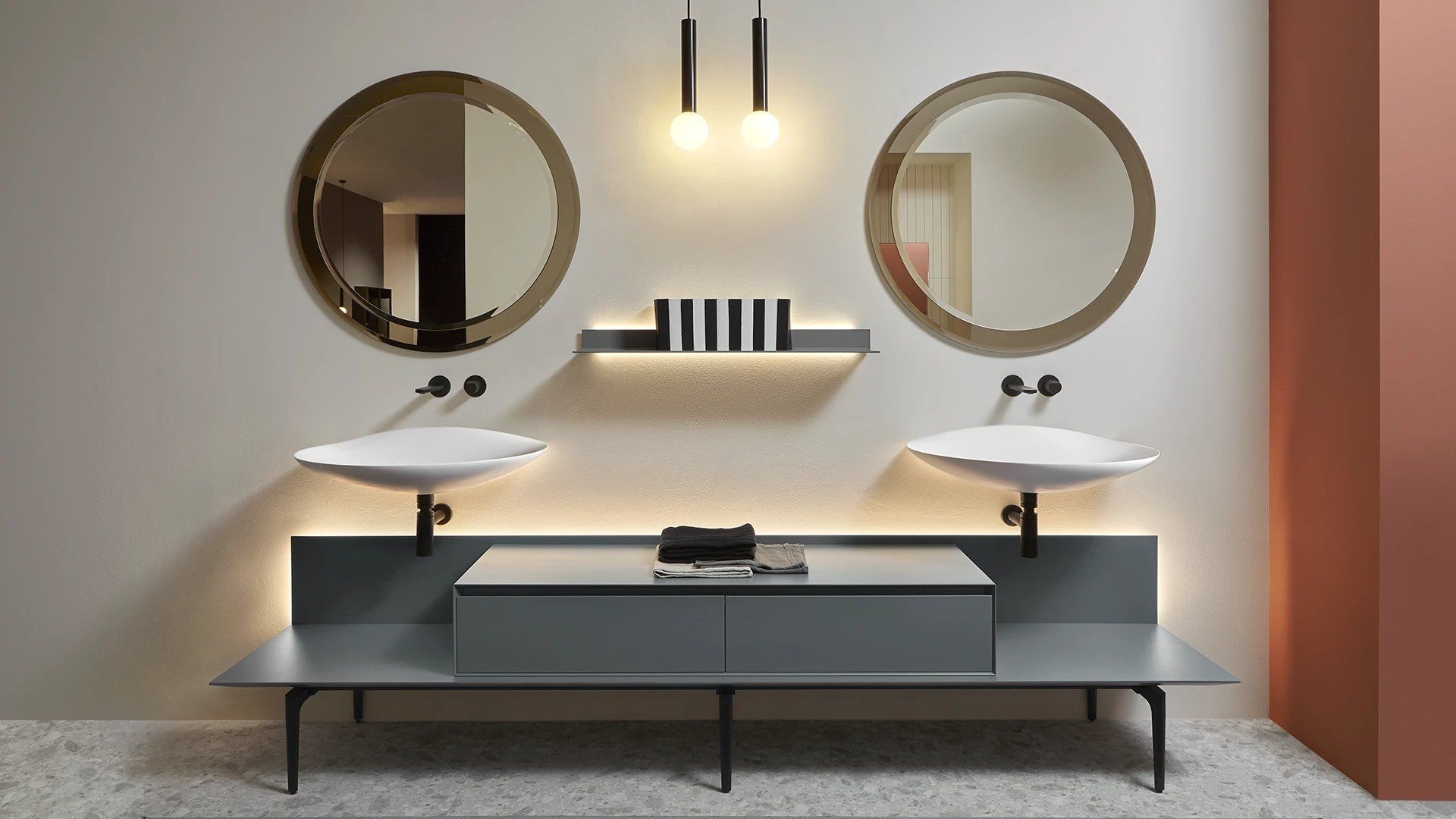 Een badkamer met twee wastafels en twee spiegels aan de muur