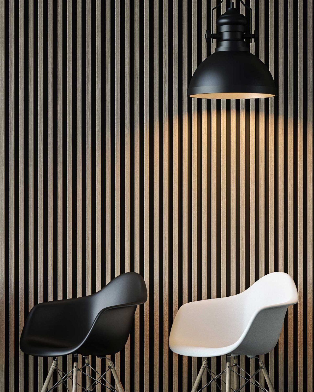 Twee stoelen staan ​​naast elkaar voor een houten wand.