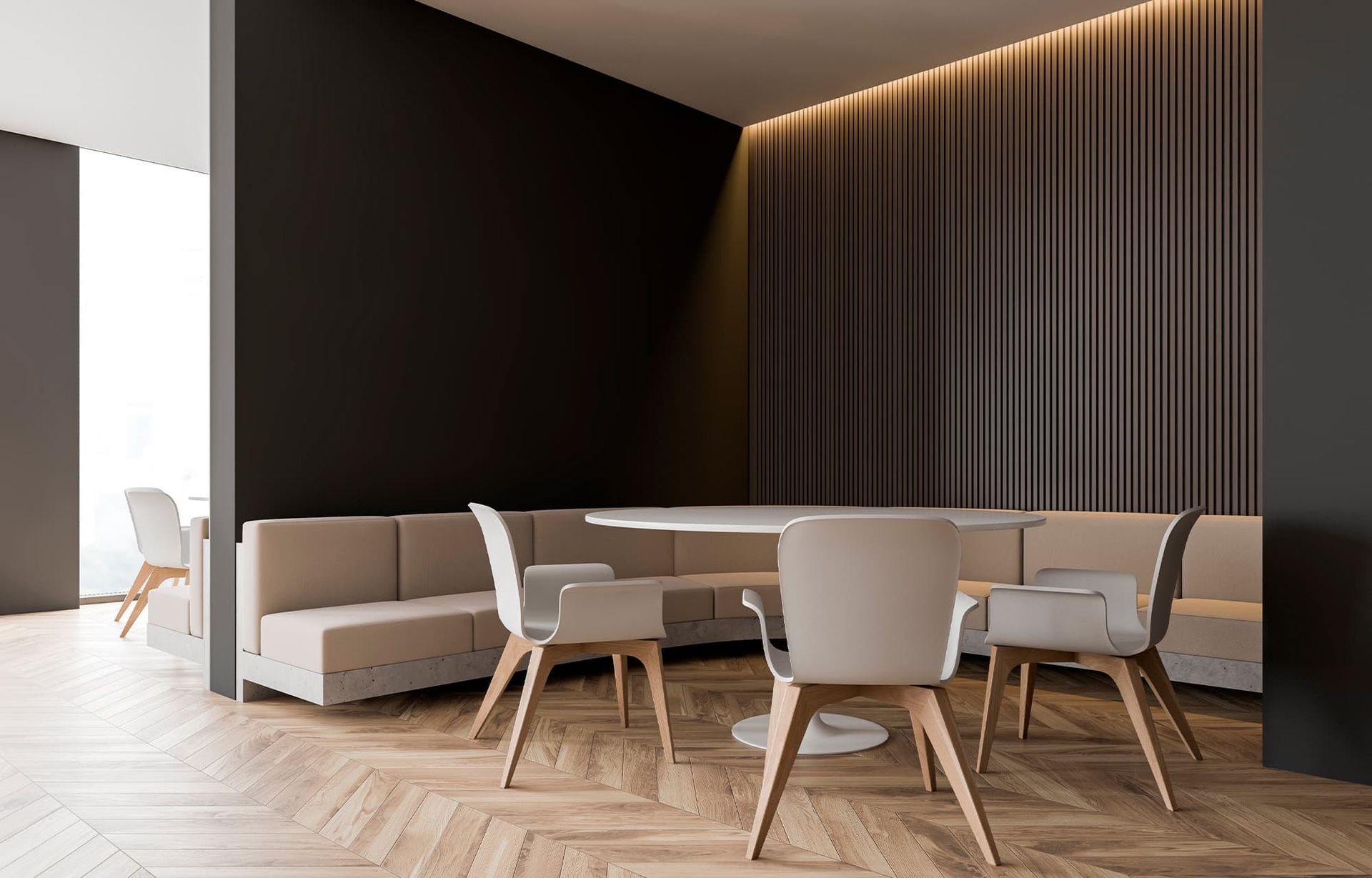 Een woonkamer met een tafel, stoelen en een bank.