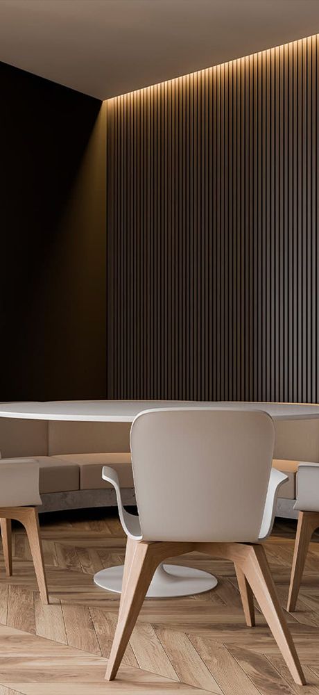 Een eetkamer met een tafel, stoelen en een bank.