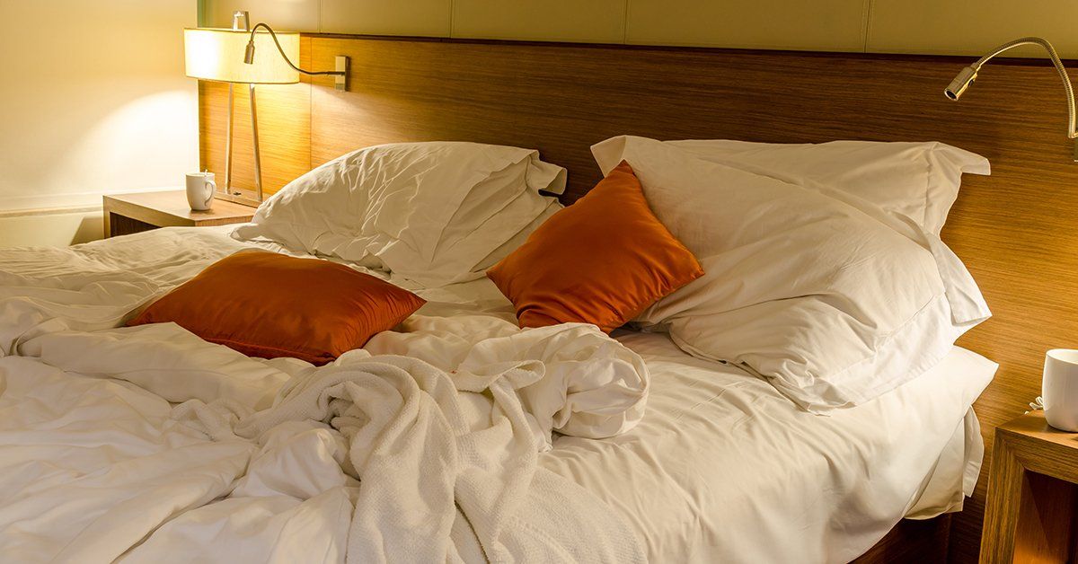Бурная ночь 25 глава вк. Незаправленная кровать. Незаправленная кровать в отеле. Кровати для гостиниц. Кровать в отеле.