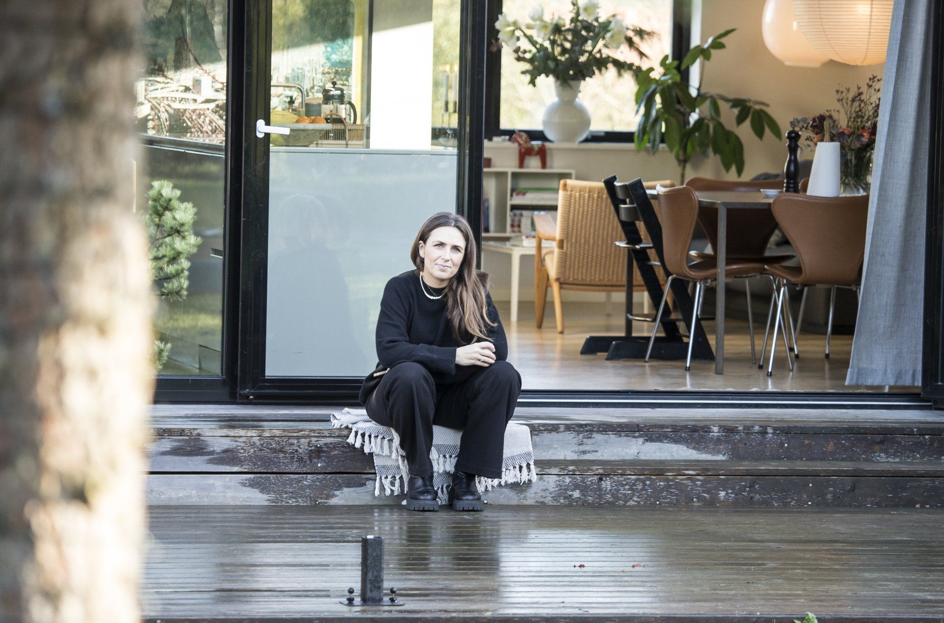 Tv-vært Line Franck på terrassen foran sit hus