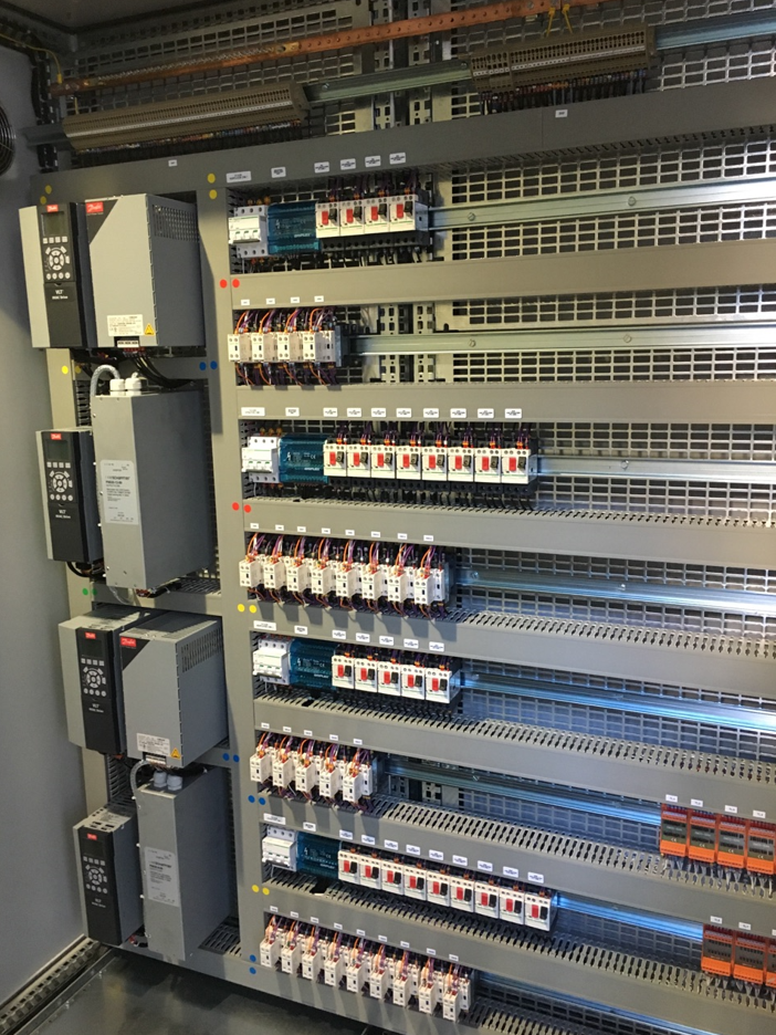 Une caméra de sécurité est installée sur le côté d'un bâtiment.