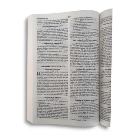 Tarjeta blanca con el texto en rojo “El mejor Regalo” y una cinta roja atada en un lazo.