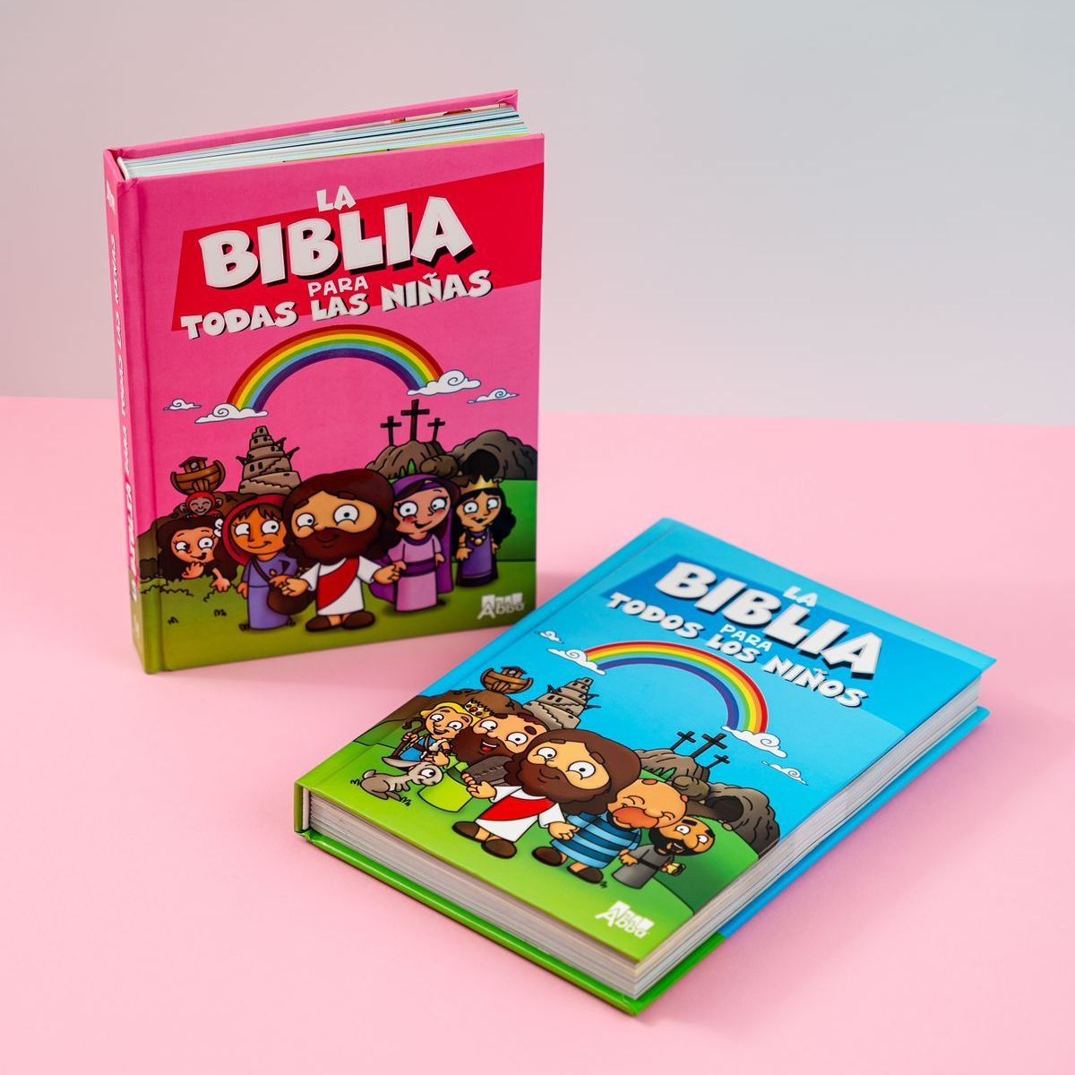 Dos Biblias infantiles en español, tituladas "La Biblia para Todas las Niñas", tapas rosa y azul.
