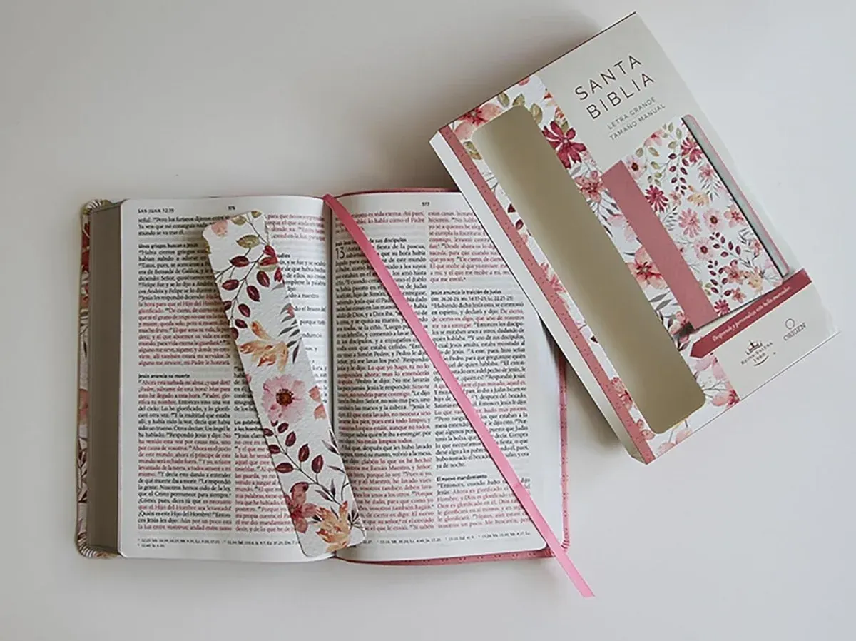 Biblia Reina Valera 1960 · Tapa rosada · Diseño con flores