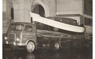 Un camion d'epoca con la scritta 