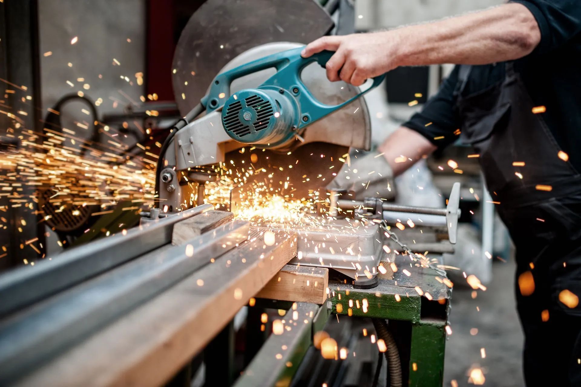 lavorazioni di carpenteria metallica leggera e pesante