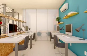 Espaço de escritório com mesas, computadores e cadeiras; paredes turquesa e brancas; porta de vidro fosco.