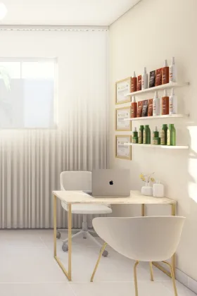 Pequeno escritório com uma mesa, prateleiras de produtos, um laptop e duas cadeiras. A luz do sol entra pela janela.