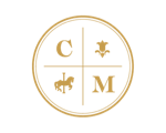 Monograma circular dourado com as letras C, M e um símbolo de flor-de-lis dividido por uma cruz.