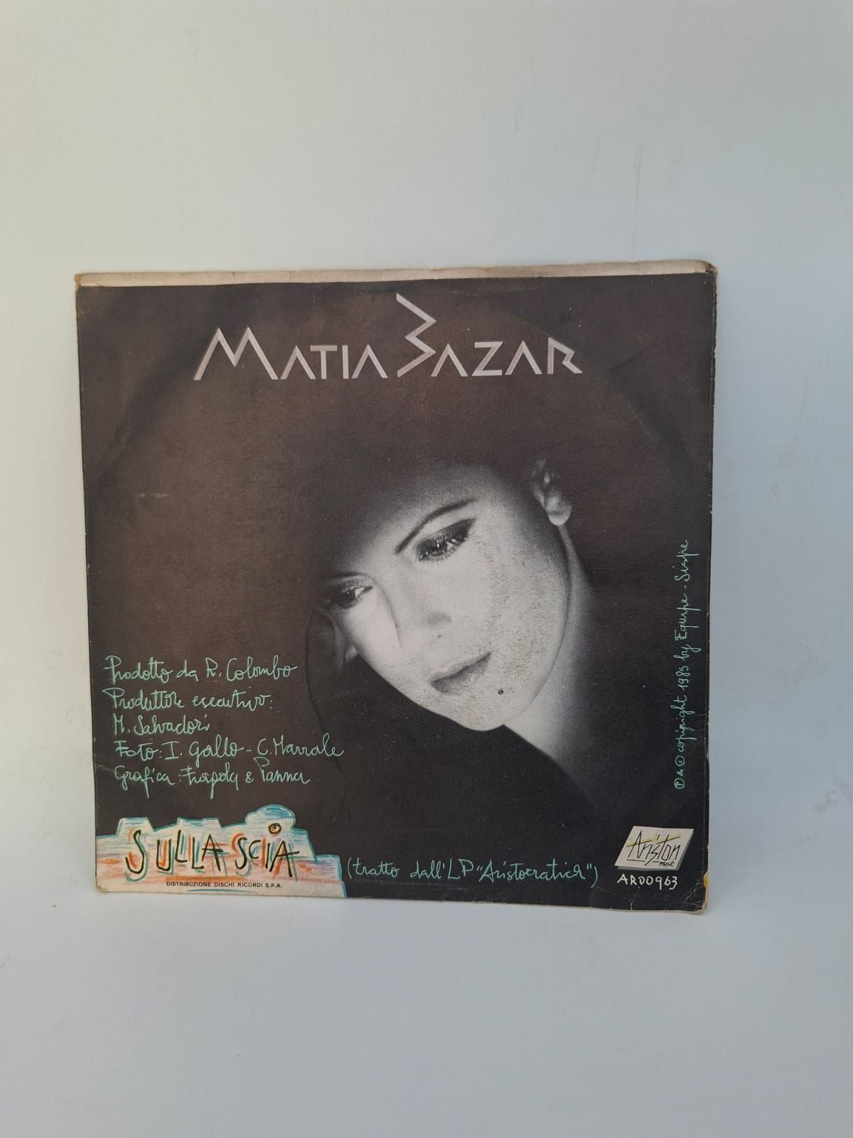 Copertina vintage di un album musicale di Matia Bazar, con il ritratto di una persona in ombra e testo bianco su sfondo scuro.