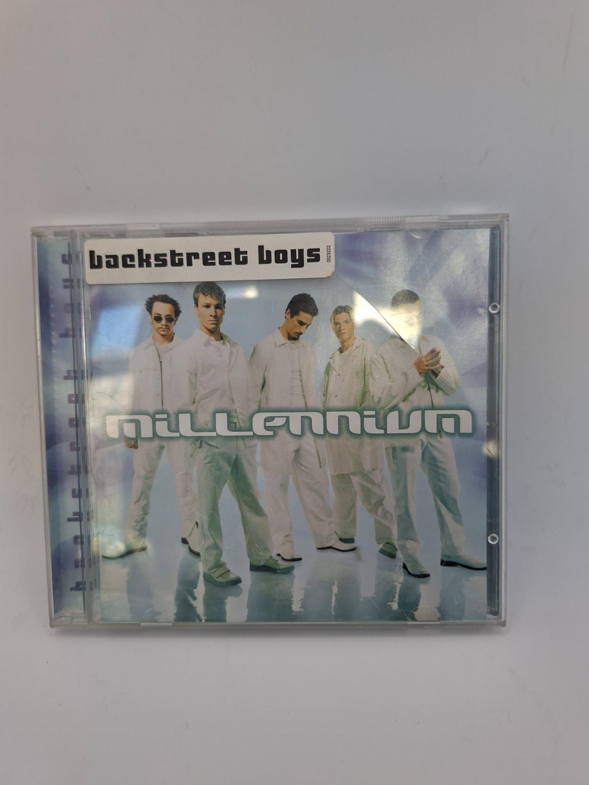 La copertina dell'album Millennium dei Backstreet Boys, racchiusa in una custodia jewel case, ritrae i cinque membri della band vestiti di bianco su uno sfondo di cielo blu.