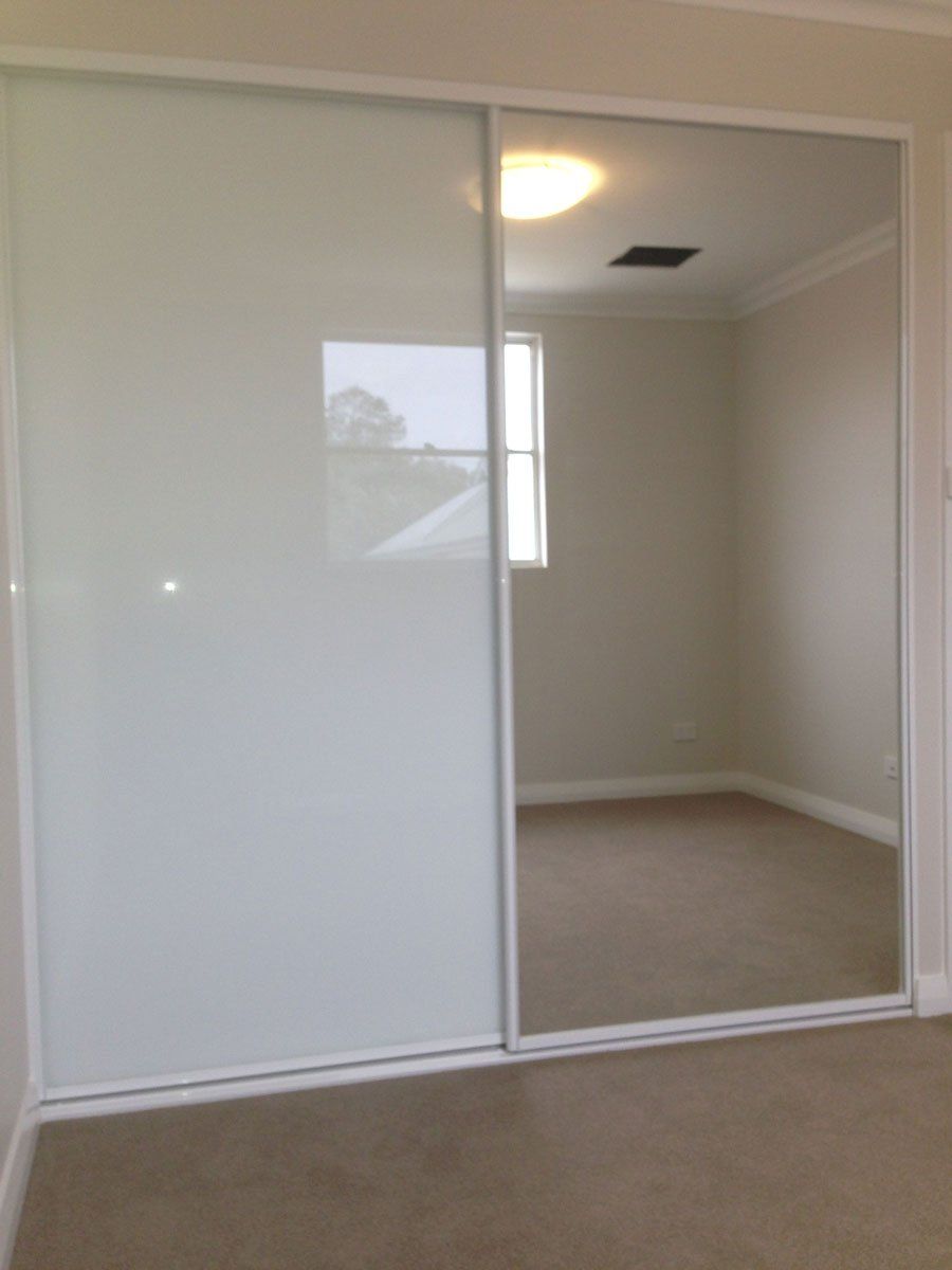 ultra white glass with one mirror