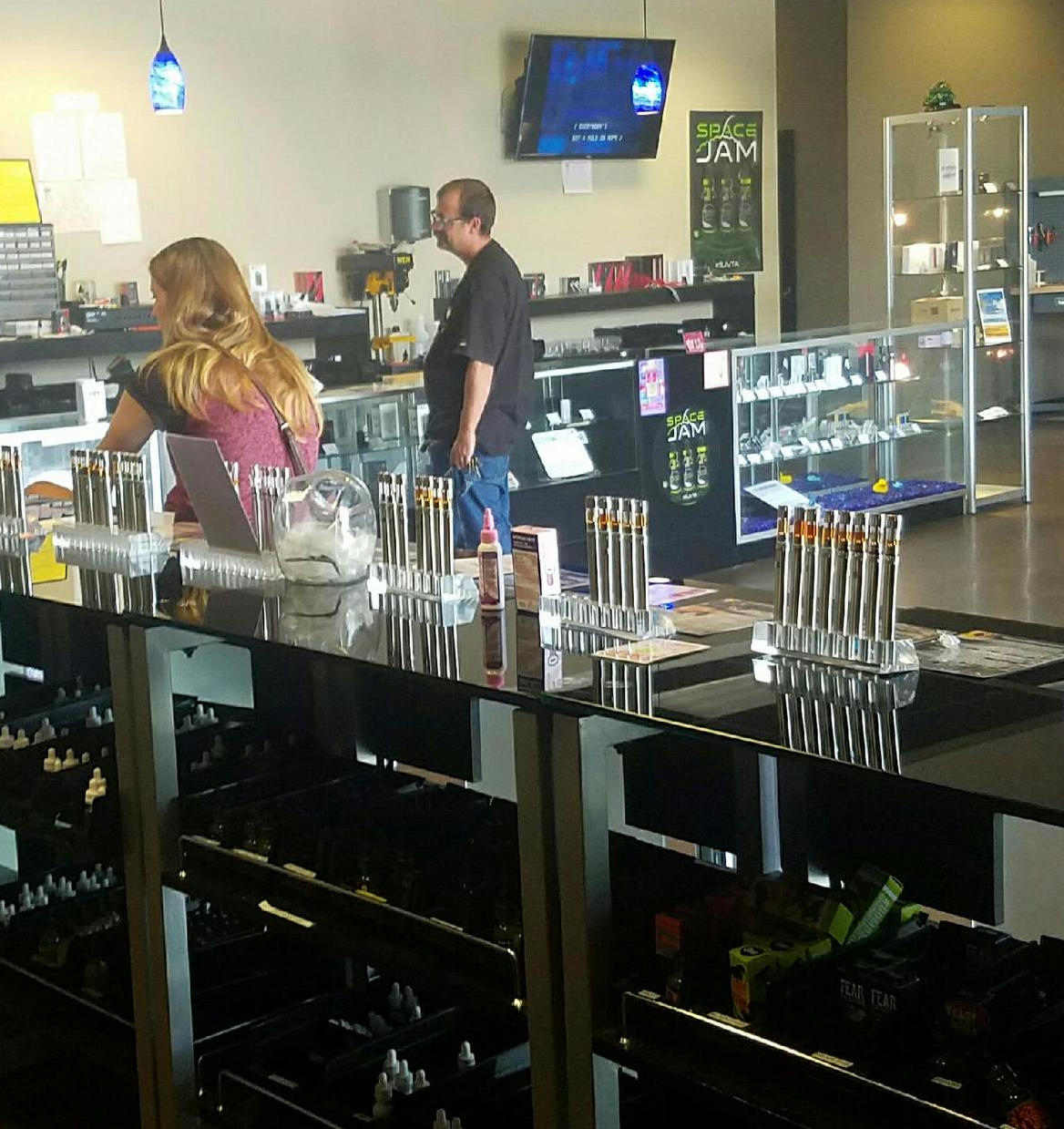 An Inside Look at One of Aqueous Vapor’s Midwest Shops With a Diverse Display of Vape Pens & More!