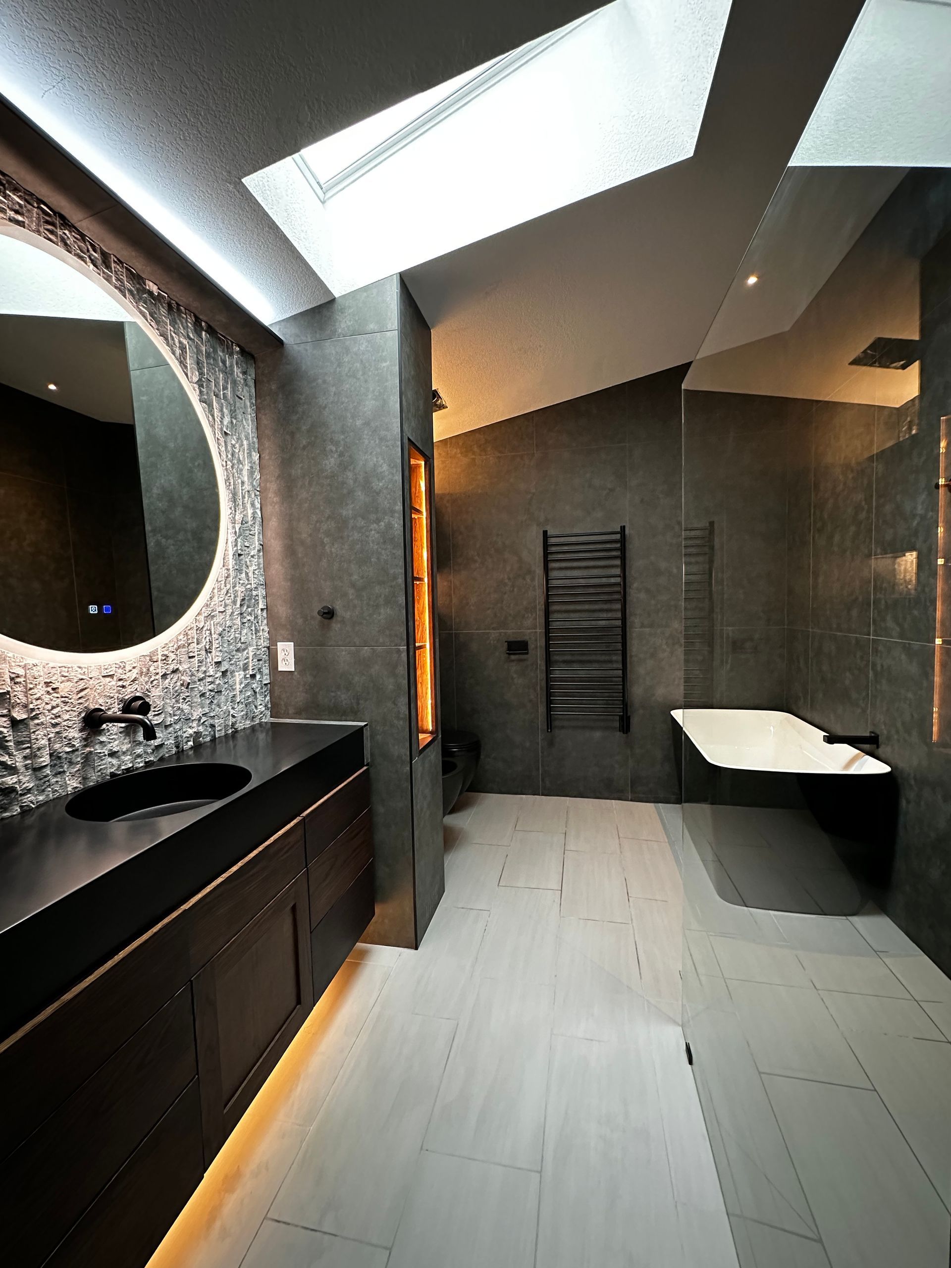 A bathroom with two sinks and a bathtub
