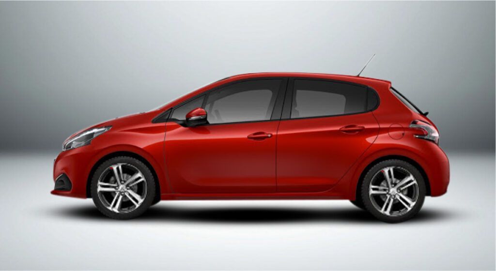 Um carro hatchback vermelho está sentado em uma superfície branca.
