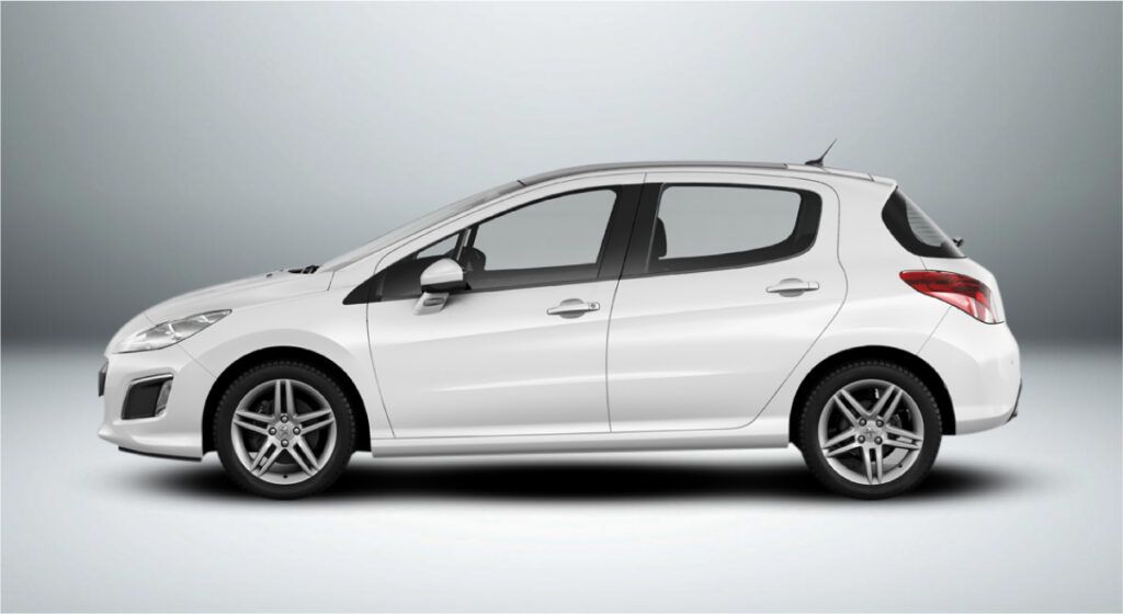 Um carro hatchback branco está sentado em uma superfície branca.