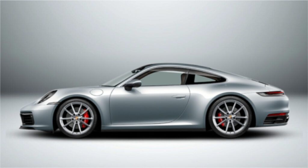 Um porsche 911 prateado está estacionado em um fundo branco.